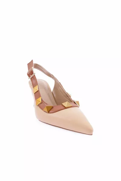 ذ المرأة وأشار اصبع القدم تروس الكعب الكأس