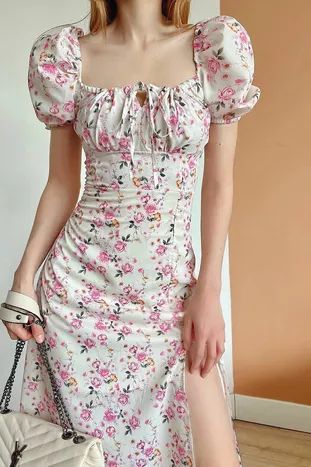 Платье с цветочным рисунком и разрезом