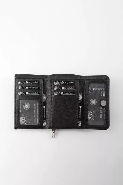 محفظة المرأة السوداء