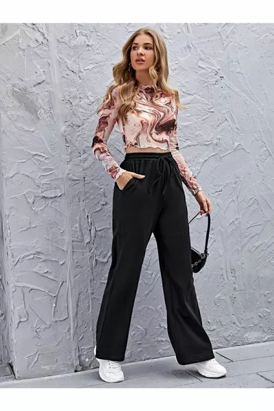 Женский спортивный костюм с широкими штанинами