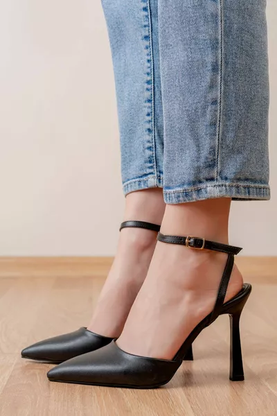 Женские черные кожаные туфли на каблуке с ремешком сзади