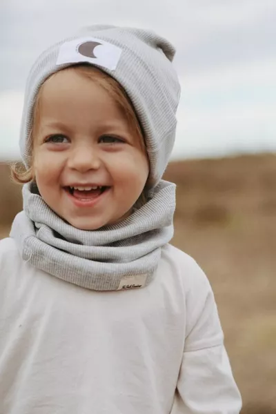 قبعة صغيرة رمادية