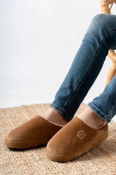 نعال المنزل الرقيق للموسم الجديد للرجال والنساء لا تصدر ضوضاء ، ويمكن غسل النعل بالفراء بالداخل