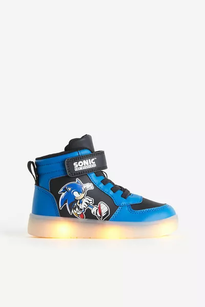 Col montant et baskets légères