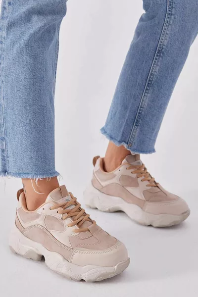 Женские бежевые кроссовки на шнуровке из дышащей ткани на подошве