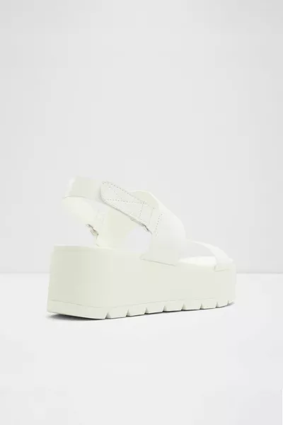 THILA - Witte sandalen met gewatteerde hak