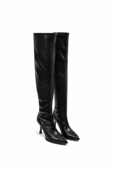 أحذية بكعب عال بمظهر الجلد