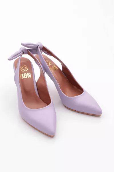 ذ المرأة وأشار اصبع القدم منخفضة قطع الكاحل الكعب