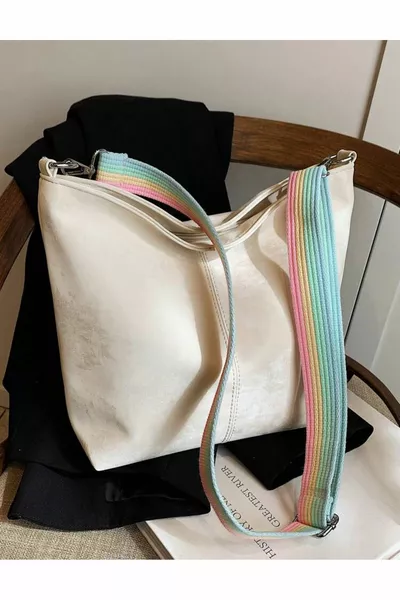 La borsa più comoda che usiamo nella vita quotidiana delle donne è in morbida pelle shabby con tracolla a colonna