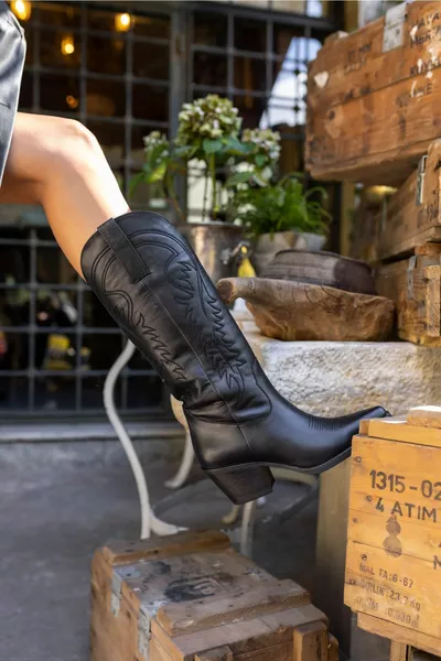 Milos Damen Schwarze Stiefel aus echtem Leder mit Stickerei