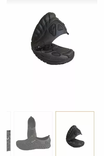 أحذية بلاستيكية جديدة