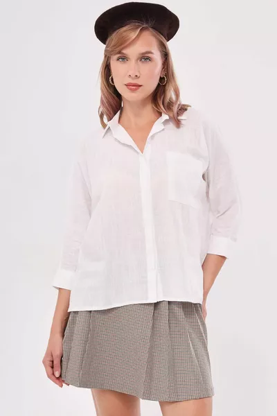 Camicia da donna in lino shabby con tasche bianche 