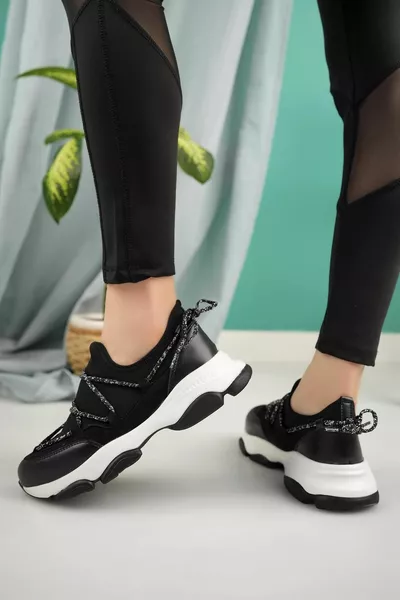 Sneaker stringata a righe elastiche con suola in poliestere nera da donna
