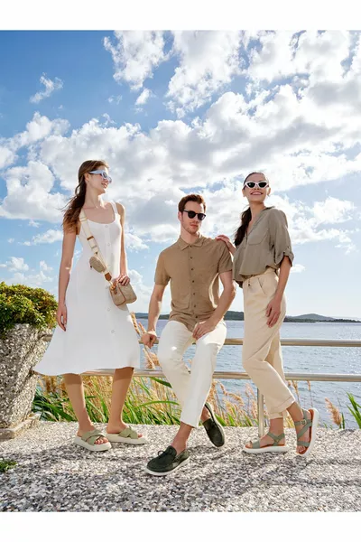 شباشب جلد طبيعي أخضر للسيدات 