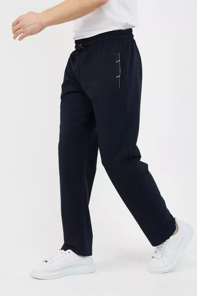 بنطال رياضي رجالي كحلي بسحاب وجيوب وتفاصيل تطريز، بساق مستقيمة، قصّة مريحة، من قماش فاخر