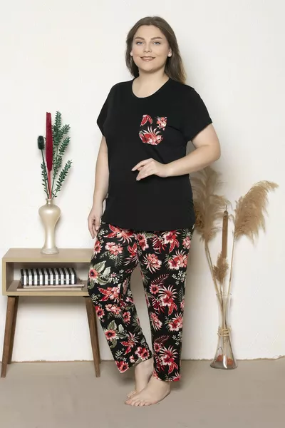 طقم بيجامة كبير الحجم بأكمام قصيرة وبتصميم زهور باللون الأسود 