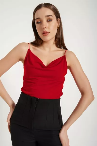 Damen Rote Bluse mit tiefem Ausschnitt und Spaghettiträgern