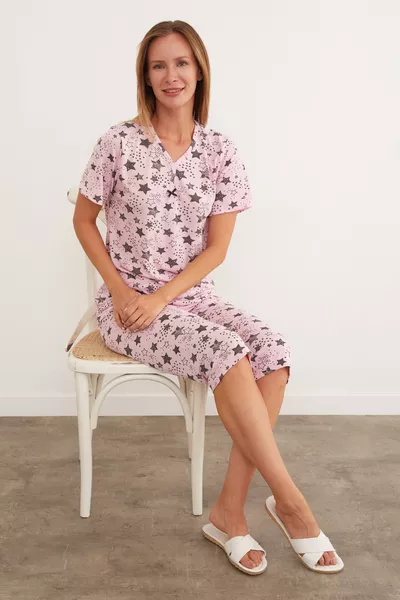 طقم بيجامة بأكمام قصيرة وبنطال كابري بنقشة النجوم الكبيرة