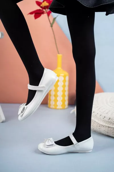 أحذية بنات بيضاء مع القوس