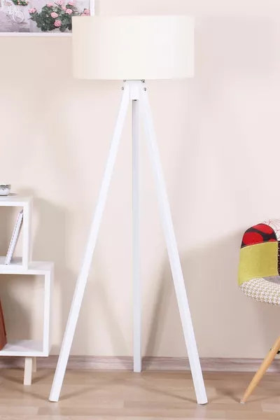 مصباح أرضي ثلاثي الأرجل ديكوري بقاعدة بيضاء ومصباح كريمي دائري