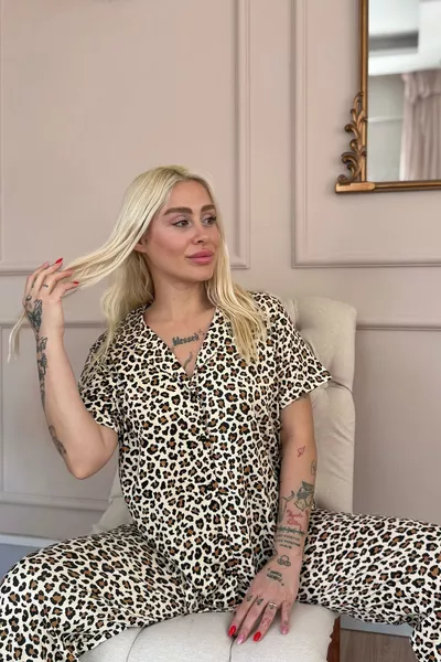 طقم بيجامة قصير الأكمام بأزرار من الأمام بنقشة ليوو ولون القهوة من الخيزران