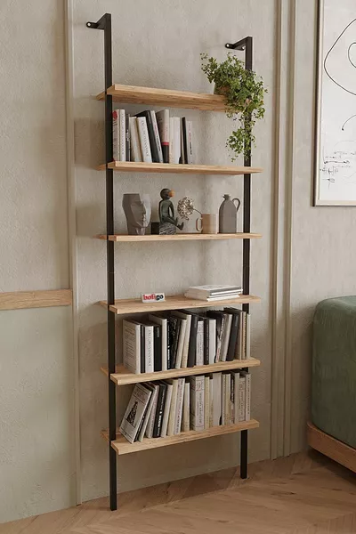 رف كتب جداري مزخرف بسبعة رفوف من خشب الصنوبر.