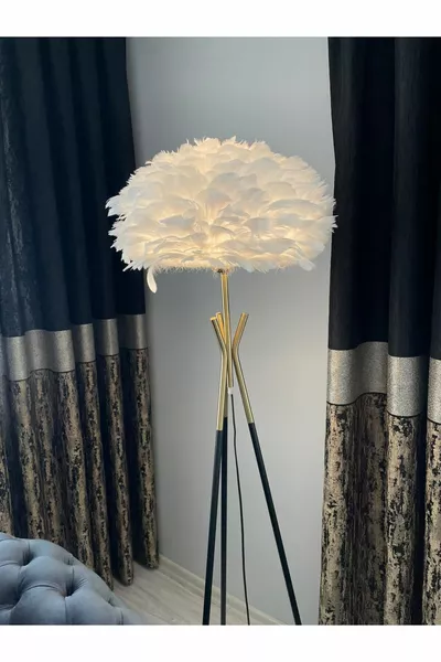 Аристократичен лампион с триножник с истински пера в златно и бяло