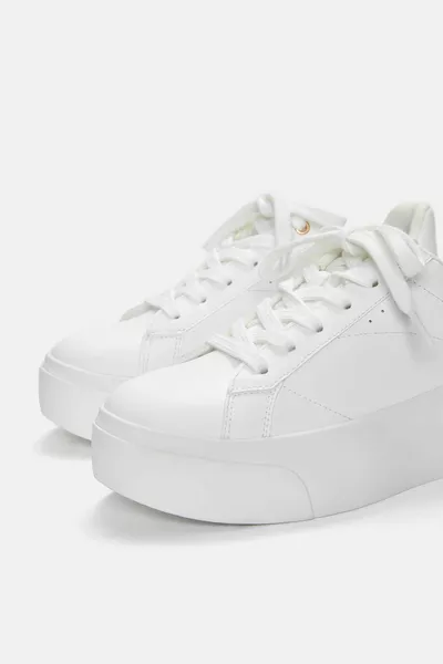 حذاء رياضي أبيض بكعب مبطن