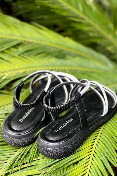 Bequem geschnittene Damensandalen mit Steinen