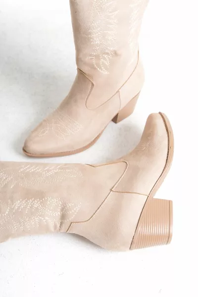 Женские бежевые замшевые ковбойские сапоги на молнии