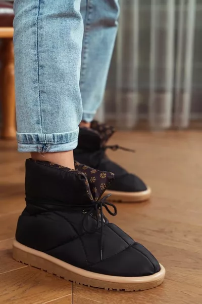 SCHNEESTIEFEL AUS SCHWARZEM FALLSCHIRMGEWEBE MIT WASSERDICHTEM SCHNÜRDETAIL