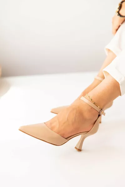 Дамски токчета със заострени пръсти