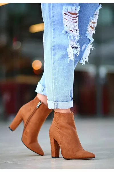 لورا تان حذاء بكعب من جلد الغزال