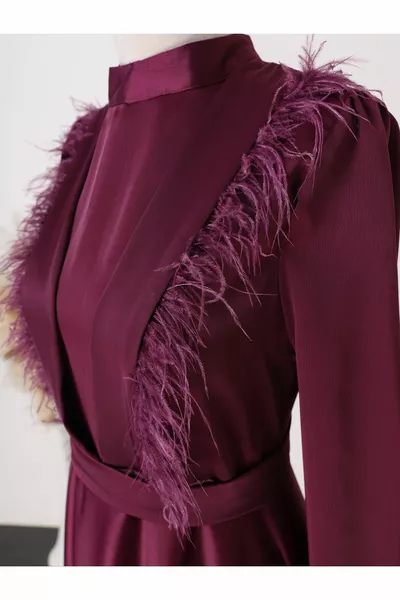 Abendkleider aus Satin mit Federdetail auf der Vorderseite