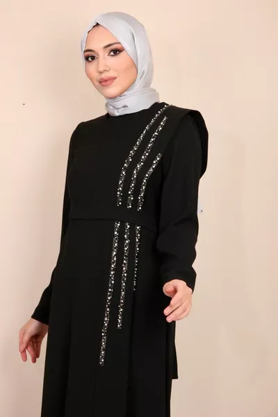 Plus Size Side Stone geborduurde zwarte crêpe jurk