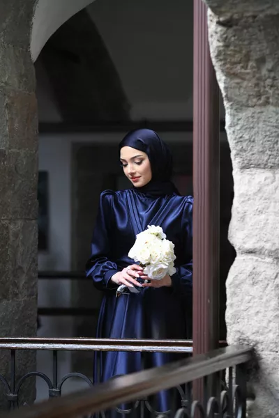 المرأة الأزرق الداكن الساتان ميا الحجاب فساتين السهرة