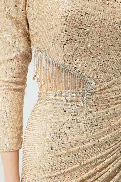 المرأة البيج كم واحد الترتر والحجر مساء اللباس الطويل