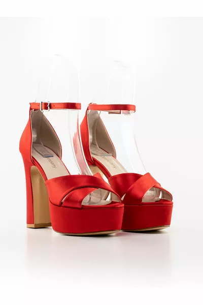 ♦ نسيج الساتان الأحمر ، مضمون للتشغيل. إنه خفيف الوزن ولا ينزلق تحته.