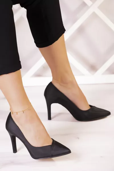 فيكتوريا فستان سهرة ستان أسود بكعب رفيع 9 سم.