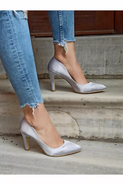 كعب رفيع من الساتان الفضي للسيدات