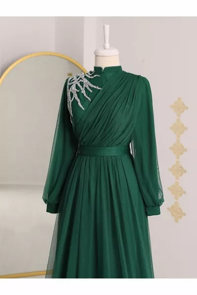 Robe de soirée en tulle ceinturé drapé à détails en pierre