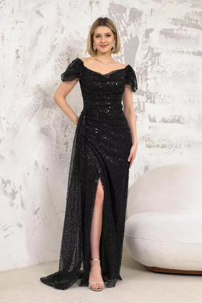 Abito da sera nero con colletto a barca con perle e paillettes
