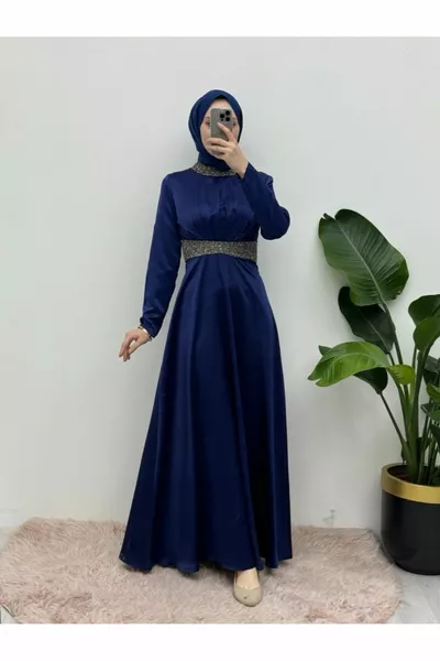 فستان سهرة ستان بتفصيل حجر على الياقة والخصر