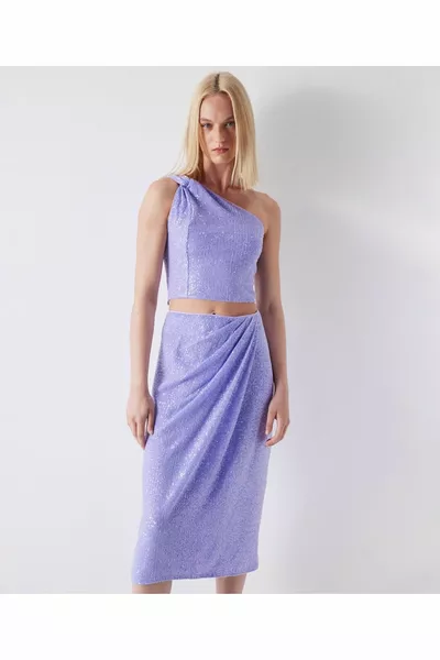 تنورة متوسطة الطول مطرزة بالترتر