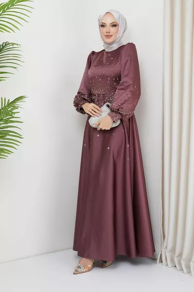 Abendkleid aus Satin mit Sprented Stone Detail auf der Vorderseite und den Ärmeln DRIED ROSE 