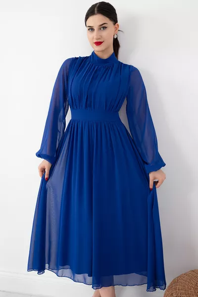 Chiffonjurk met opstaande kraag 