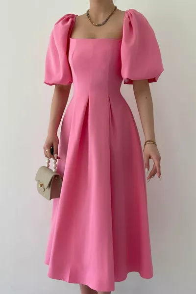 Atlas Kumaş Straplez Yaka Pileli Kloş Kesim Midi Boy Kısa Balon Kollu Pembe Abiye Elbise 