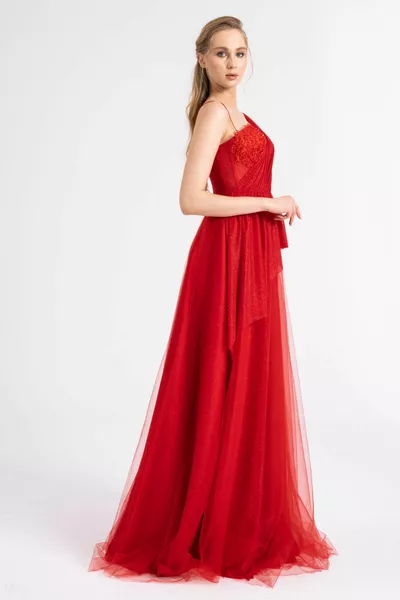 Glitzerrotes Abendkleid und Abendkleid mit Drapierungsdetail