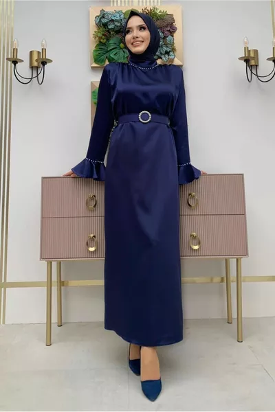 Marineblauwe parelmoer satijnen avondjurk met riem en ceintuur voor dames T 