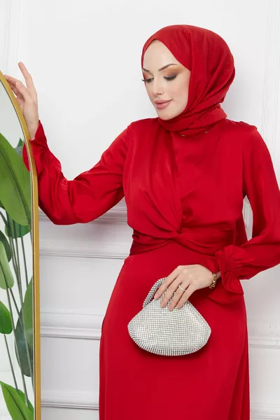 فستان سهرة ستان بأكمام حمراء تفاصيل أمامية للحلمة